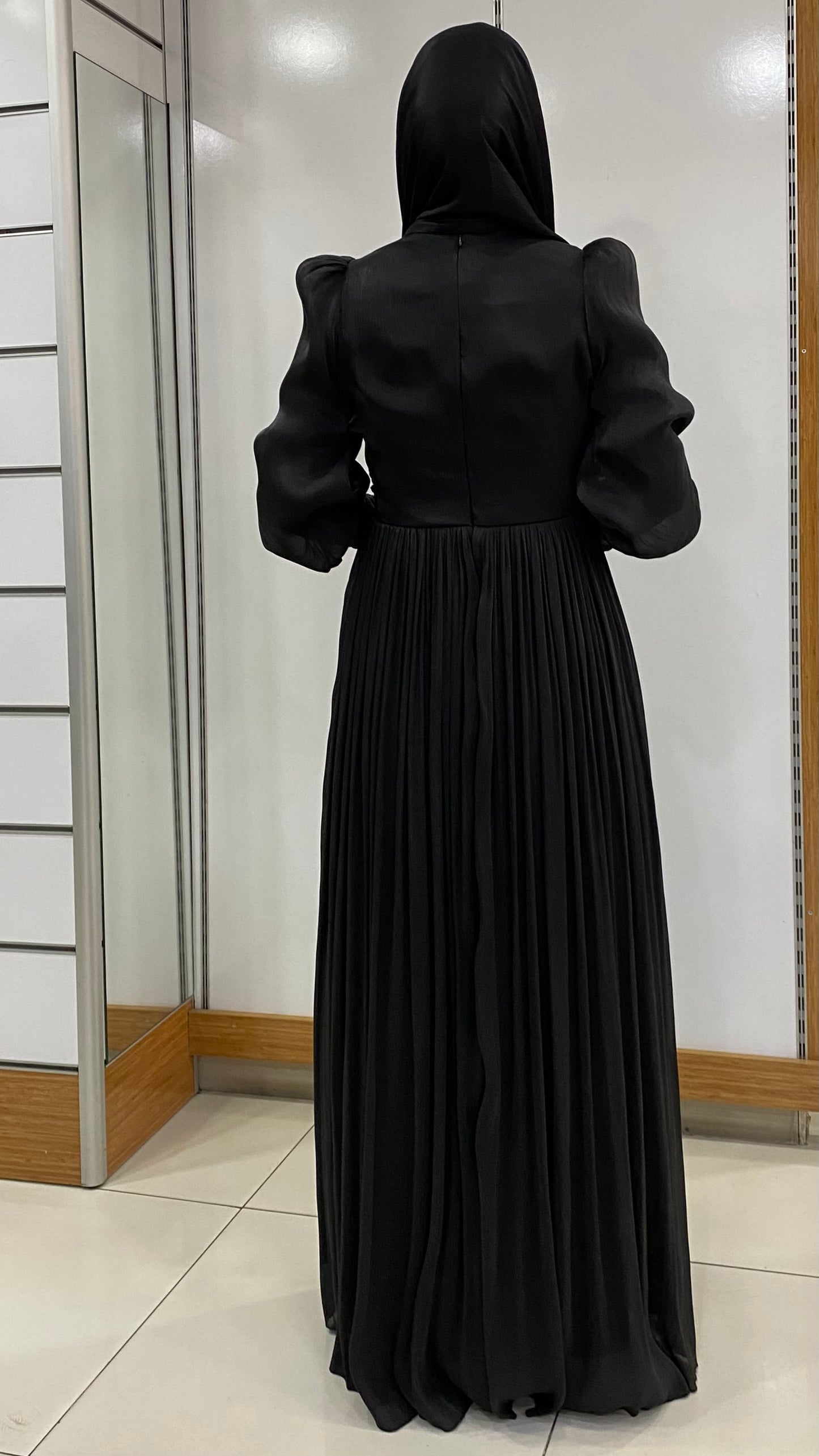 Önü Düğme Detaylı Kolu Manşetli Abiye Siyah