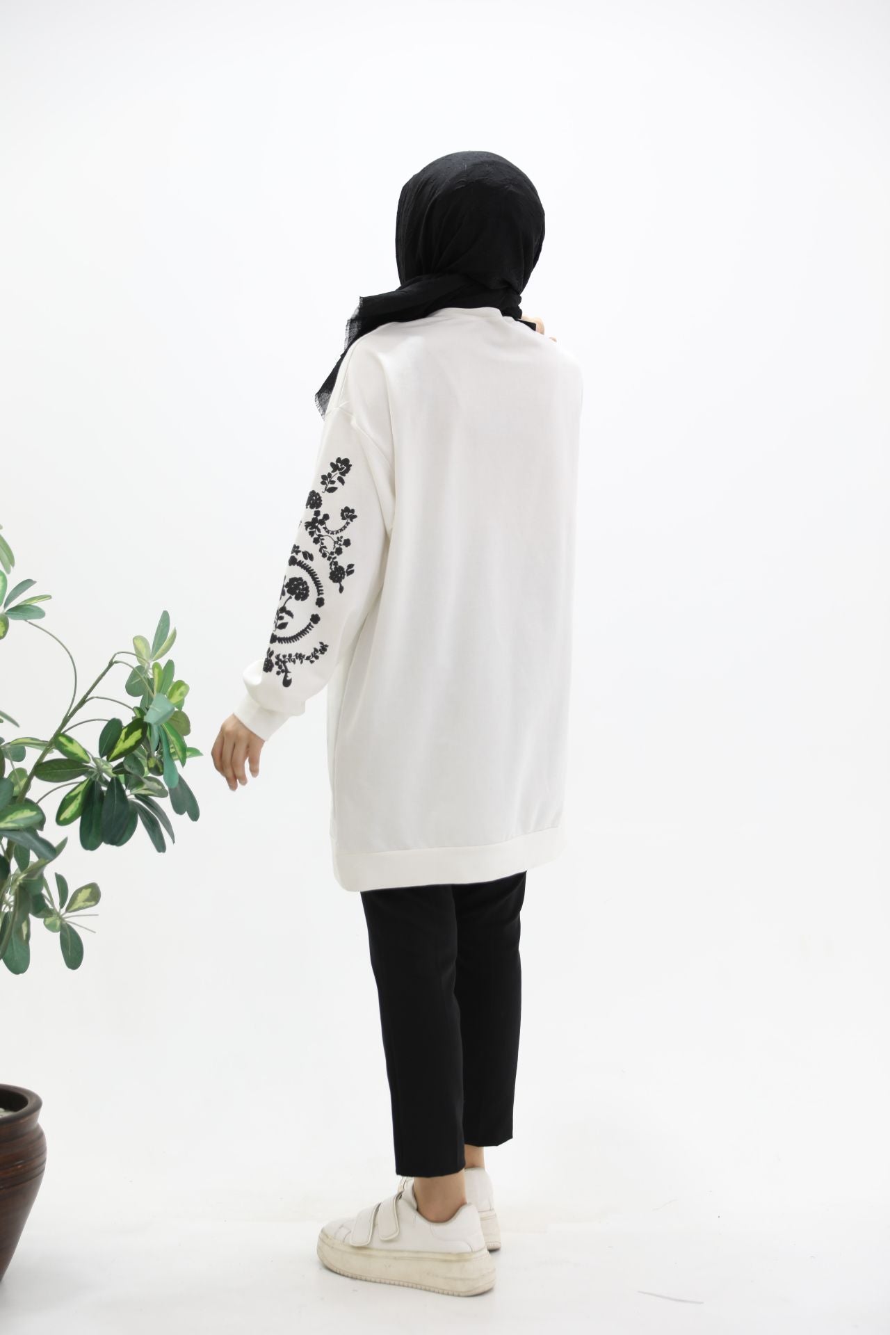 Sweatshirt White with Flower Printed Sleeves