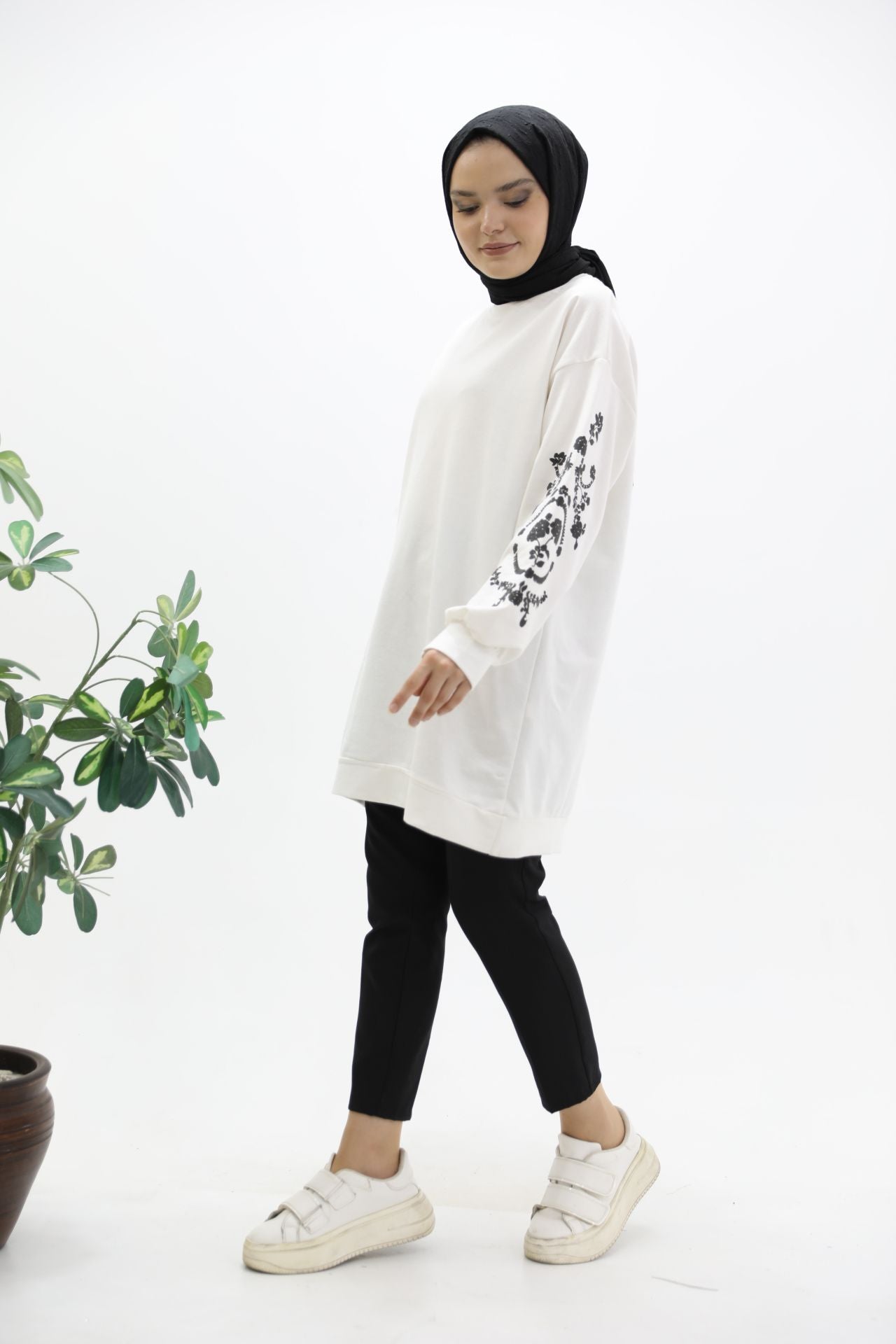 Sweatshirt White with Flower Printed Sleeves