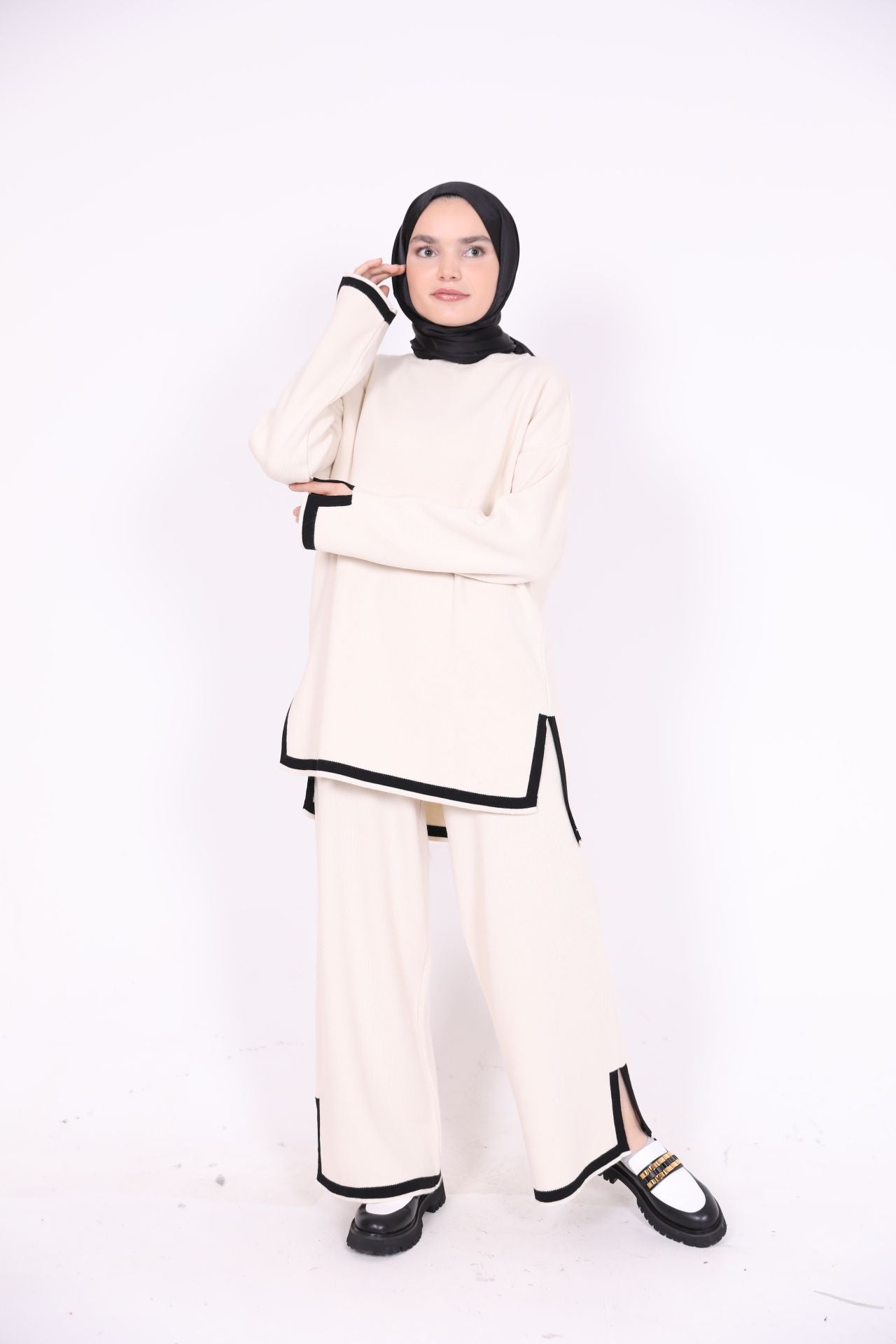 Stripe Detailed Slit Knitwear Suit Beige