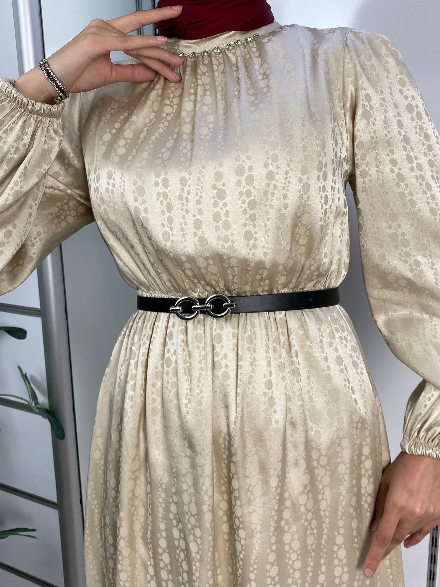 Boğazı Taşlı Beli Lastik ve Kemerli Elbise Bej