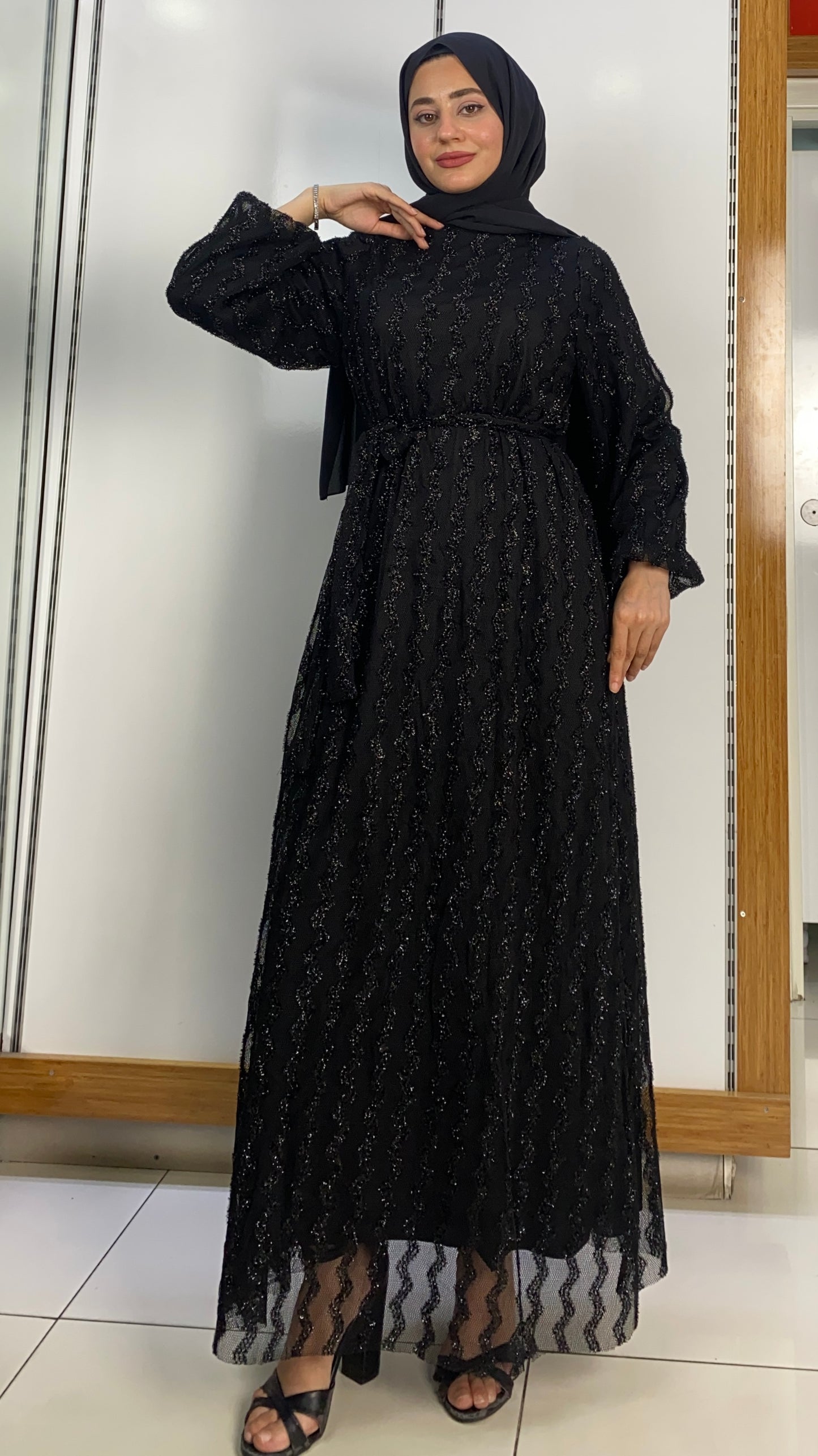 Güpür Modelli Beli Kuşaklı Elbise Siyah