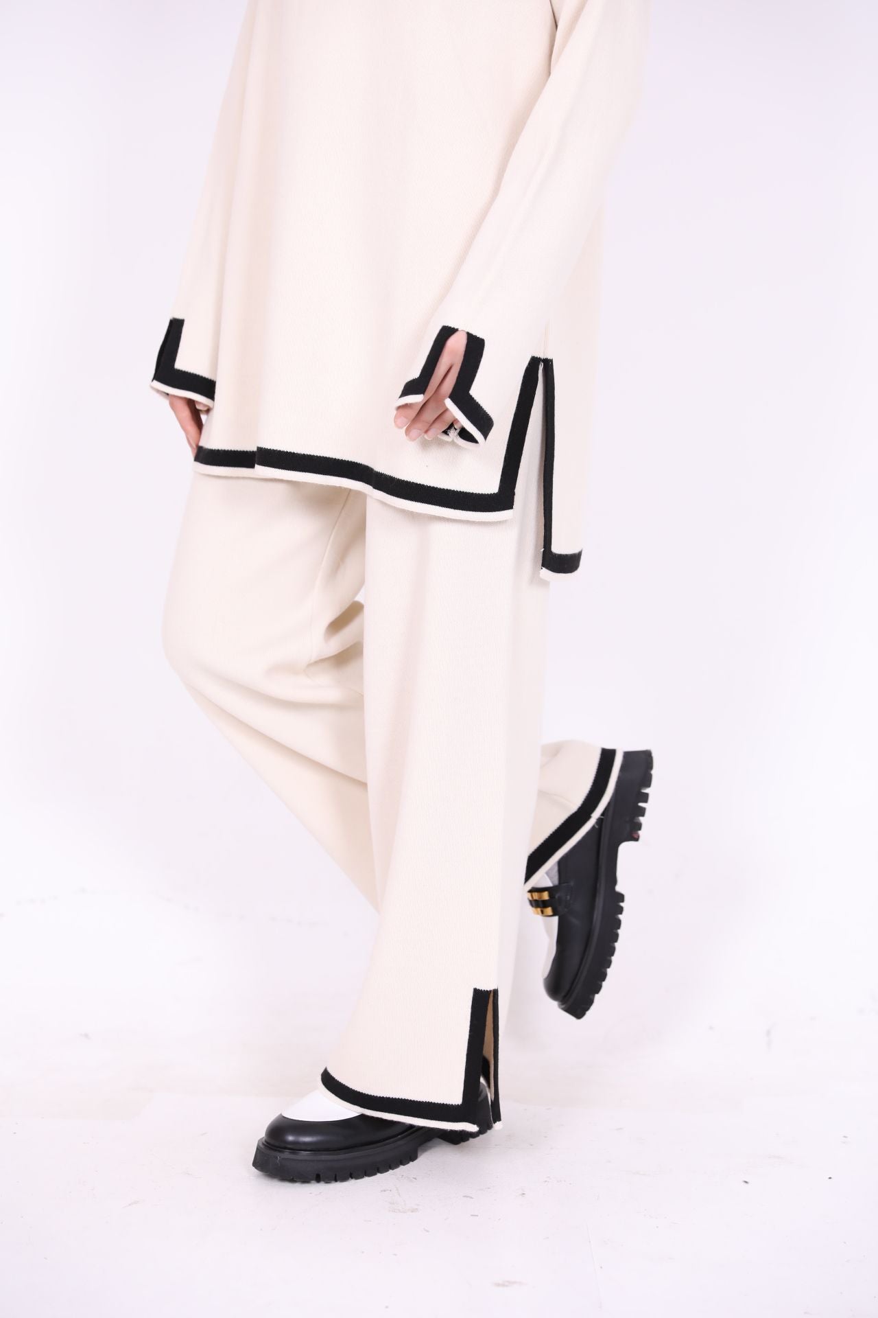 Stripe Detailed Slit Knitwear Suit Beige
