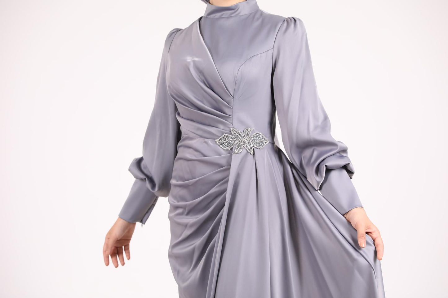 Yaprak Desenli Asimetrik Model Saten Elbise Gri