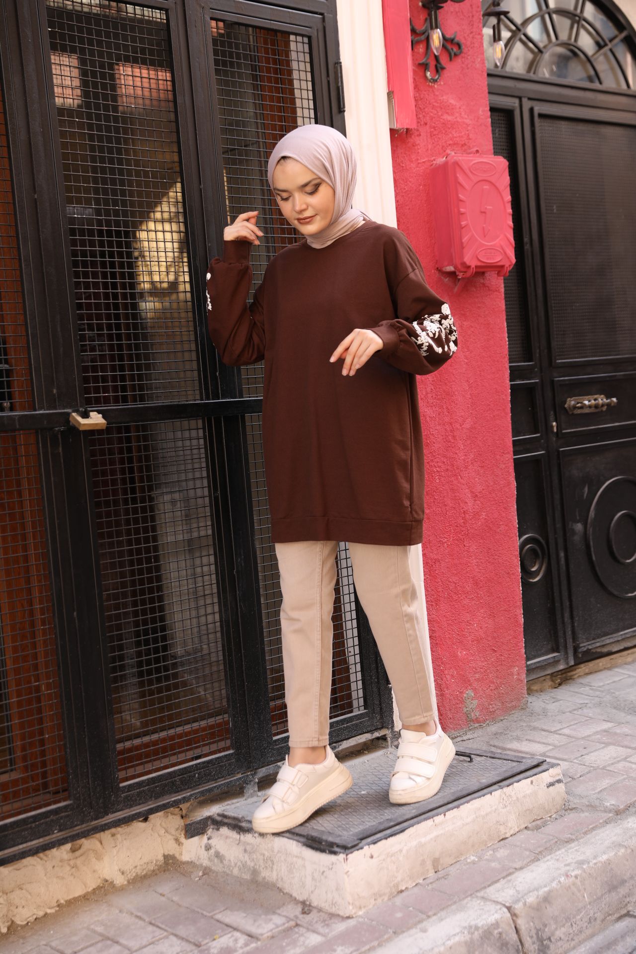 Kolları Çiçek Baskılı Sweat Kahve