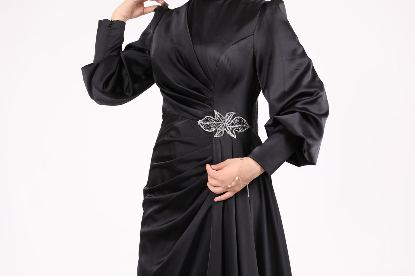 Yaprak Desenli Asimetrik Model Saten Elbise Siyah