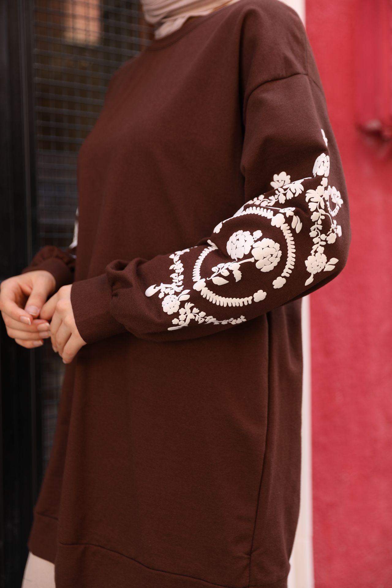 Kolları Çiçek Baskılı Sweat Kahve