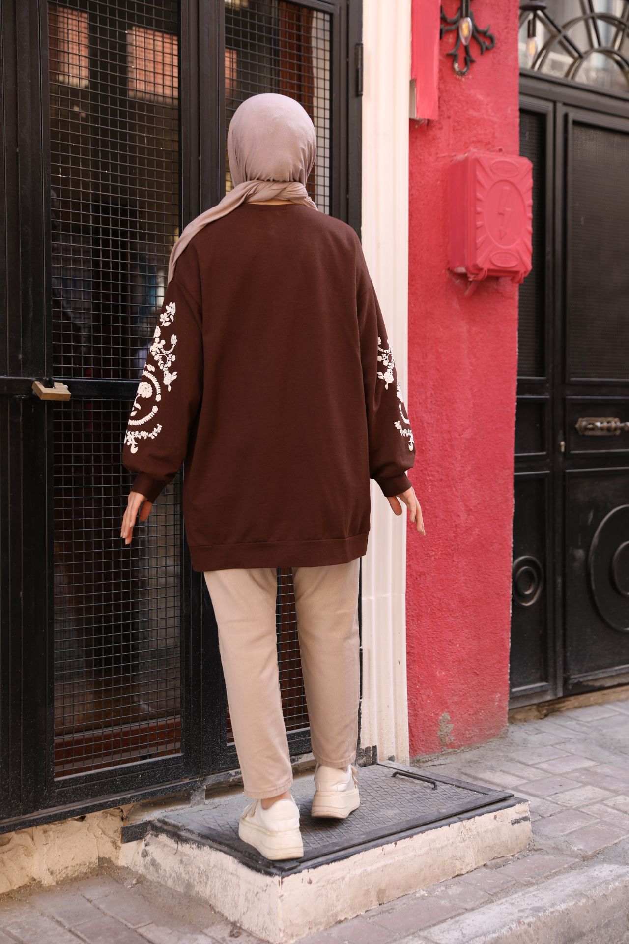 Kolları Çiçek Baskılı Sweat Kahve