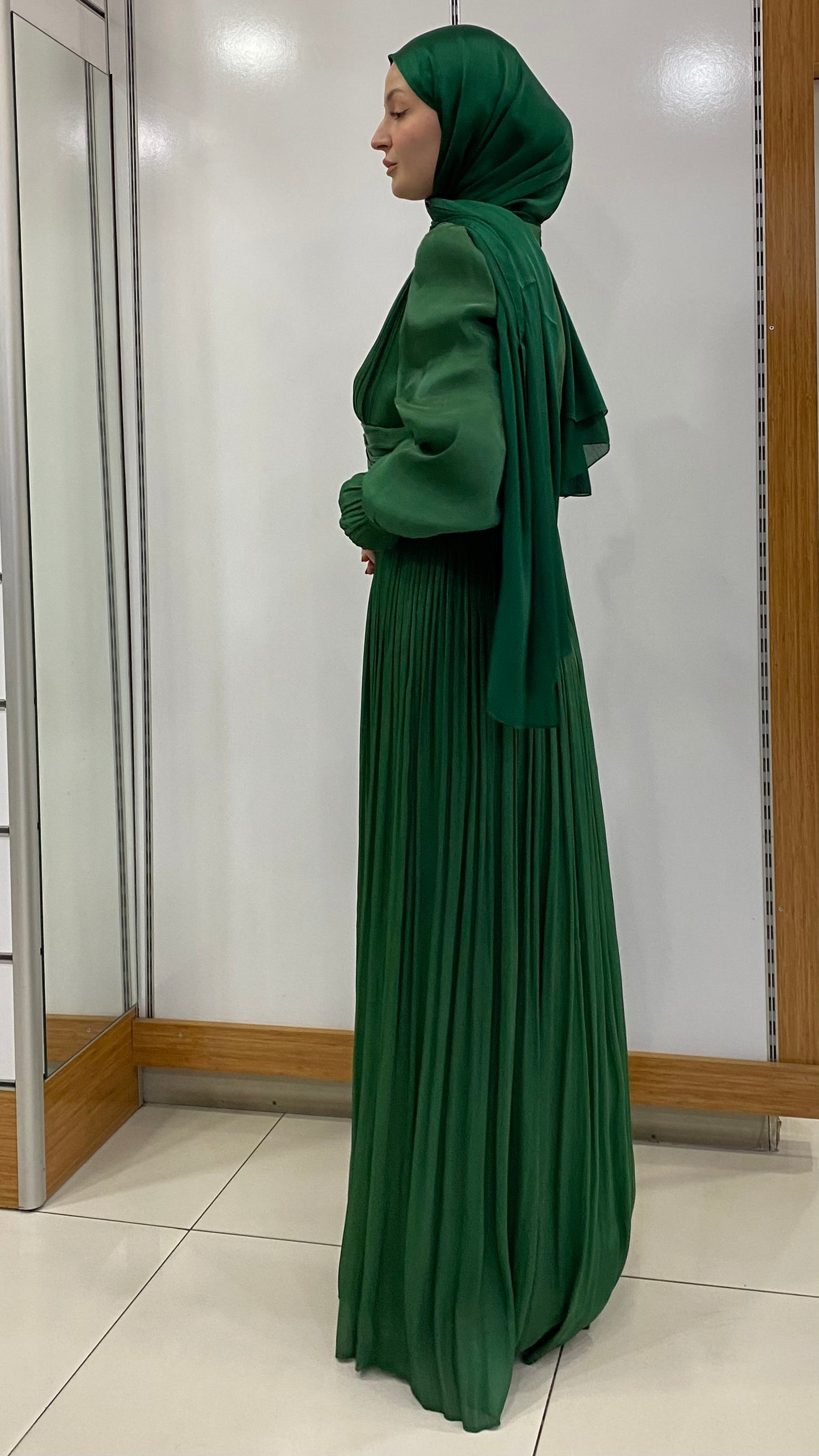 Önü Düğme Detaylı Kolu Manşetli Abiye Zümrüt Yeşili