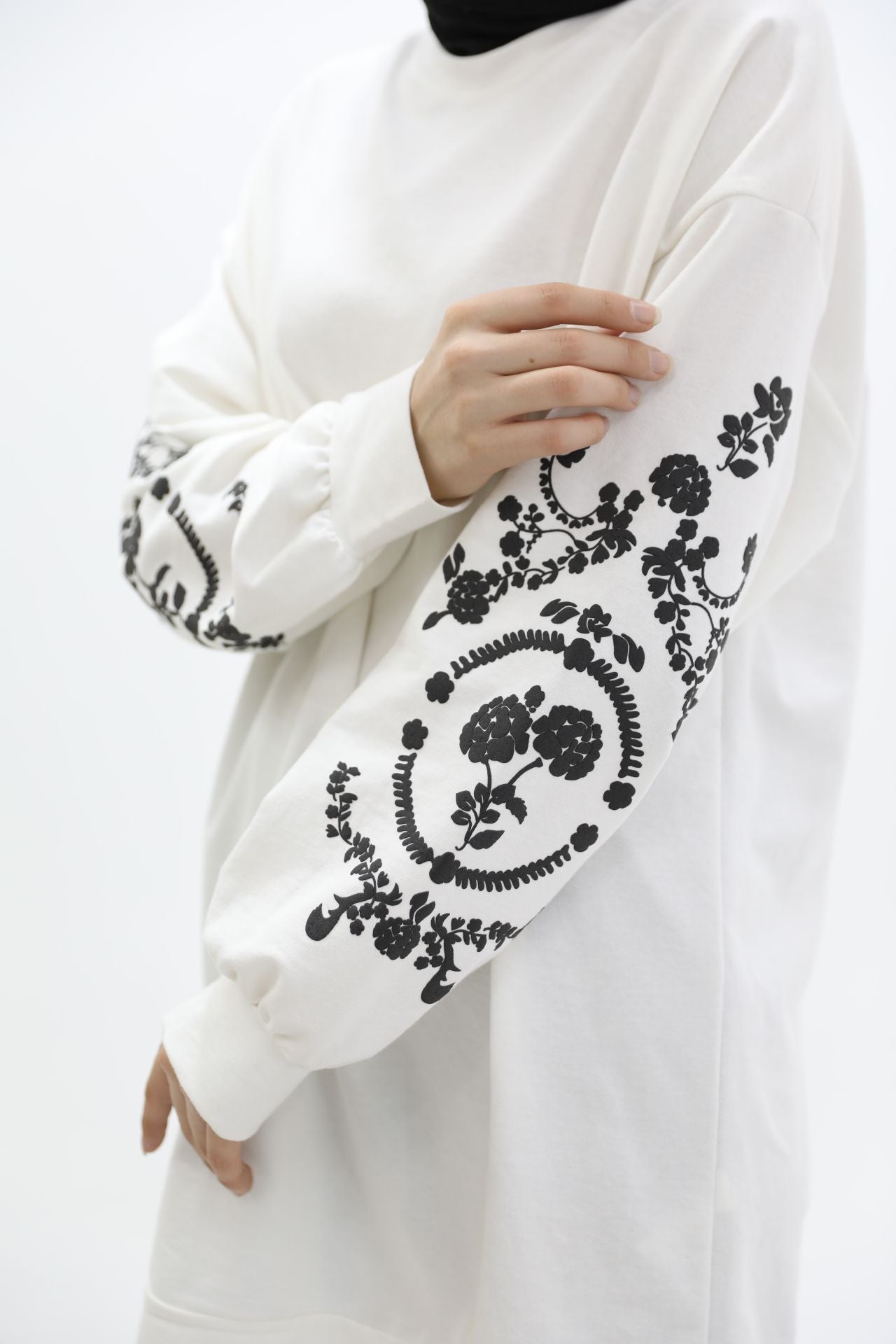Sweatshirt White with Flower Printed Sleeves