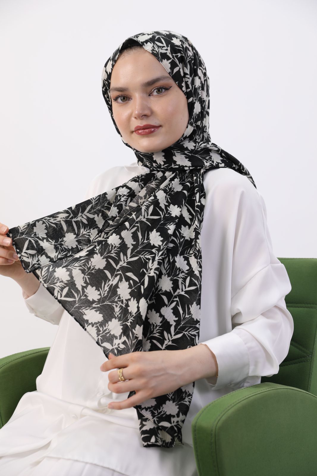 Leaf Patterned Shawl Black