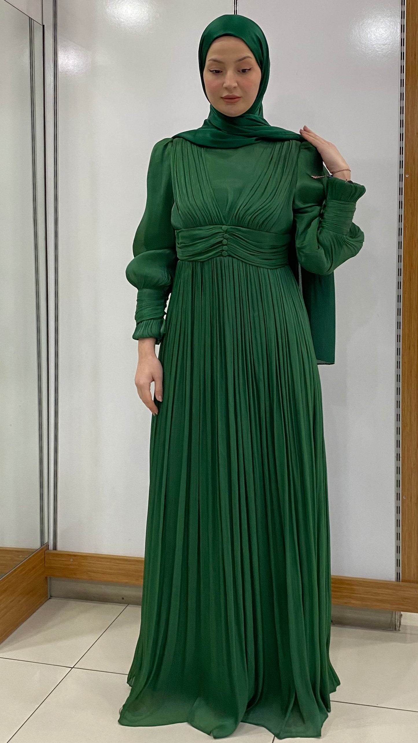 Önü Düğme Detaylı Kolu Manşetli Abiye Zümrüt Yeşili