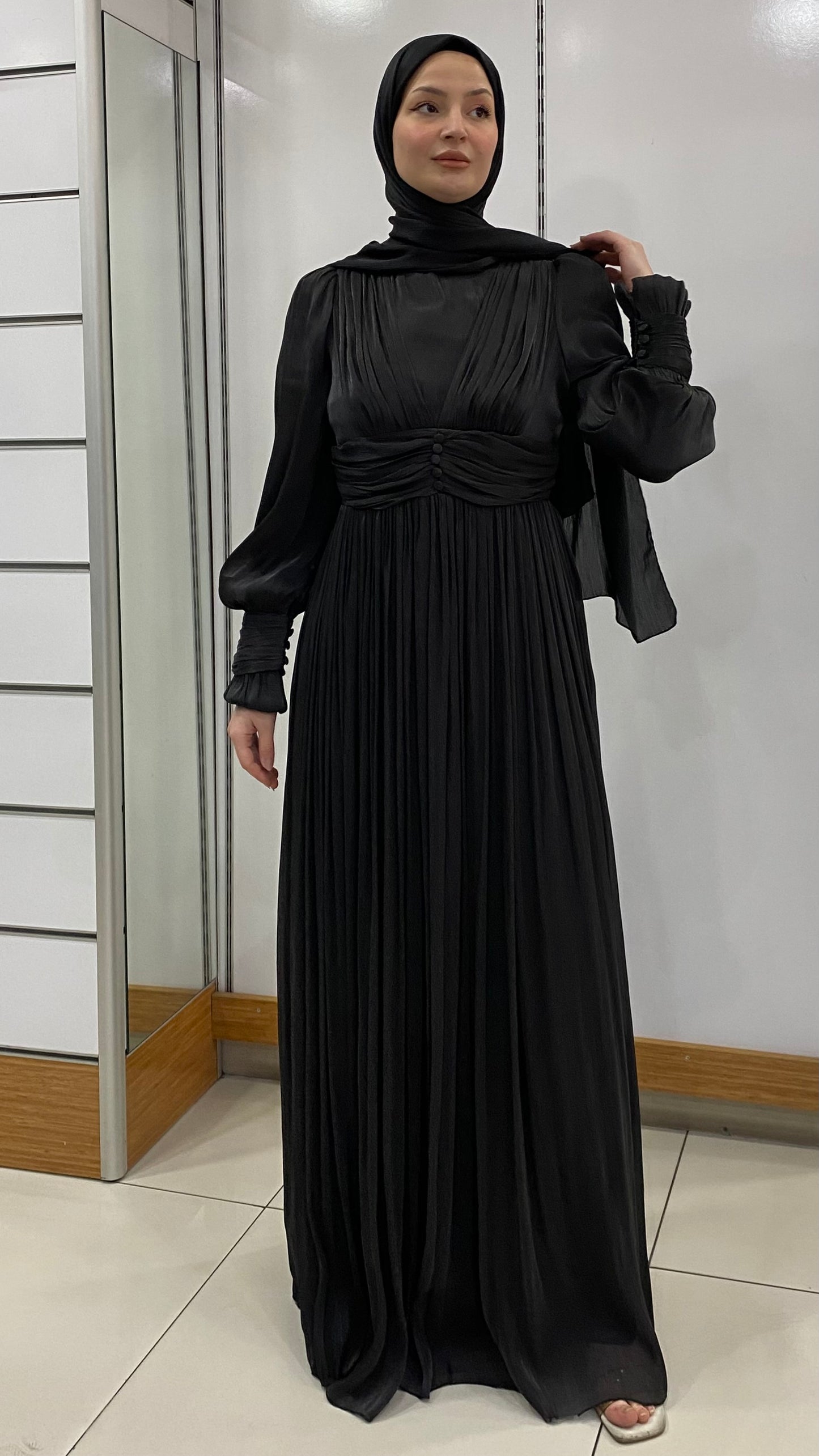 Önü Düğme Detaylı Kolu Manşetli Abiye Siyah