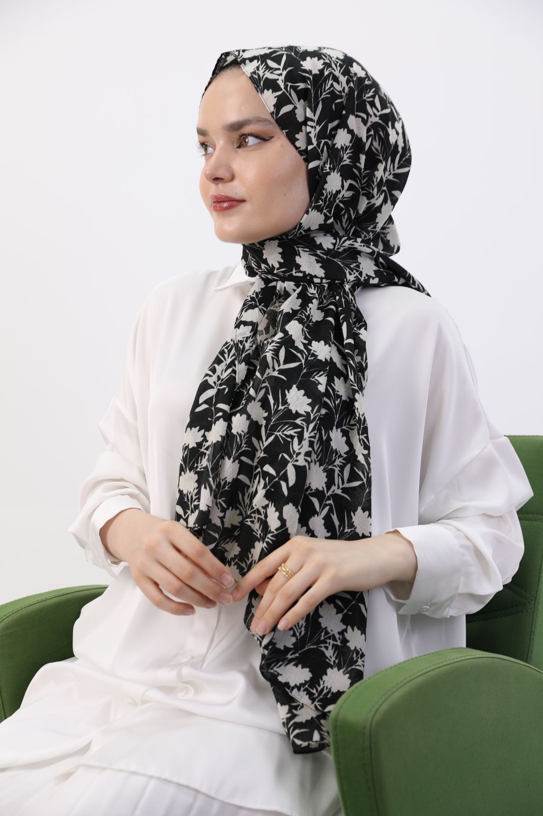 Leaf Patterned Shawl Black